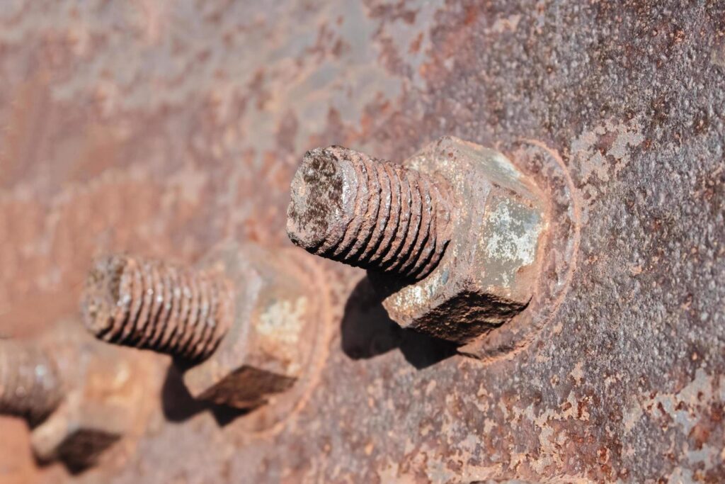 tuercas y tornillos oxidados
